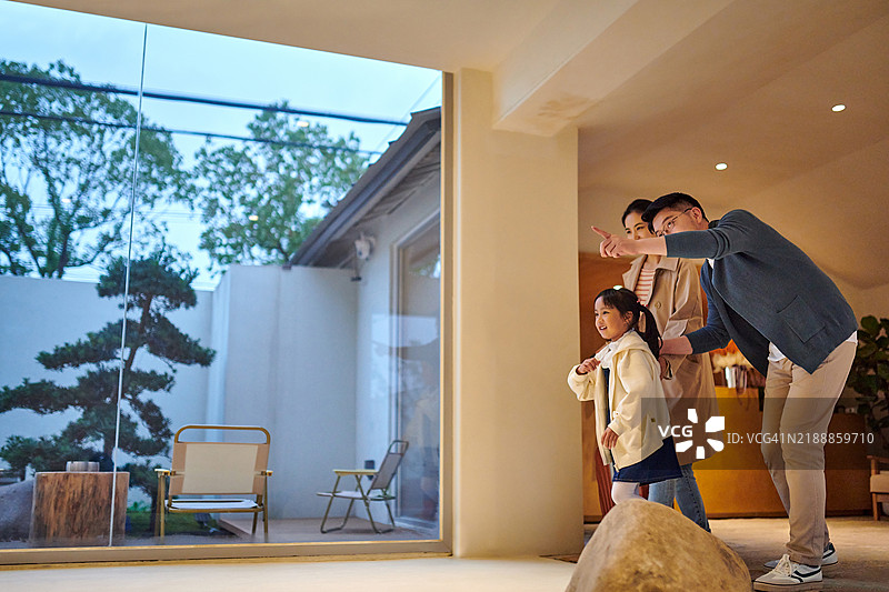 亚洲家庭在酒店大堂里观望图片素材