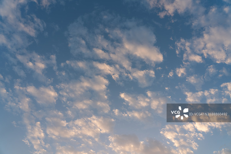 傍晚天空中的云彩图片素材