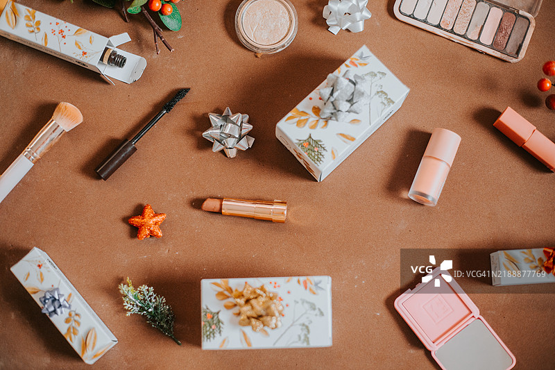 俯视化妆品、护肤品与圣诞装饰物的组合图片素材