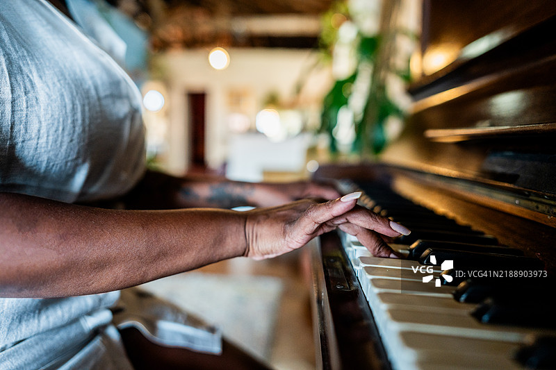 在家中弹钢琴的女性特写图片素材