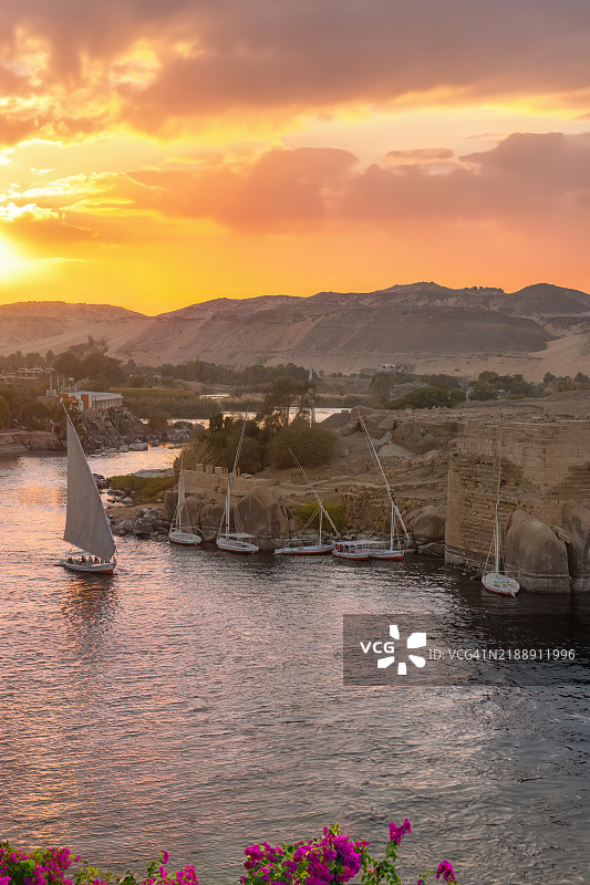 埃及阿斯旺的日落帆船图片素材