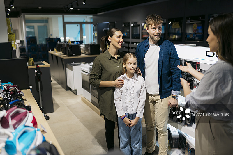 一家人在家电商店里图片素材