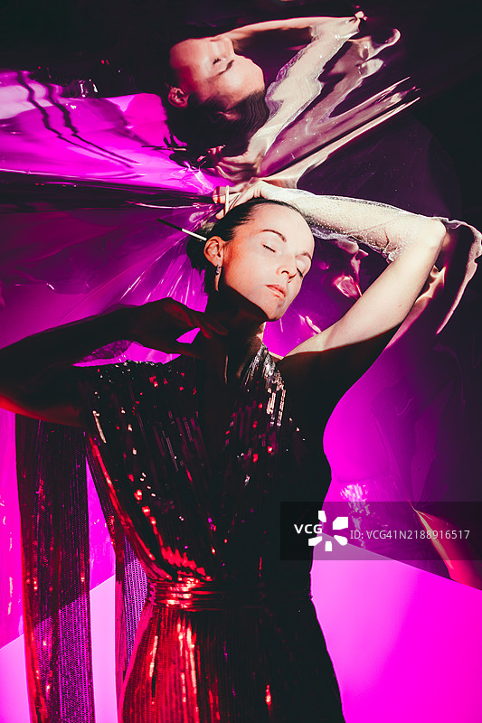 一个温柔的亚洲女性庆祝中国新年的人影图片素材