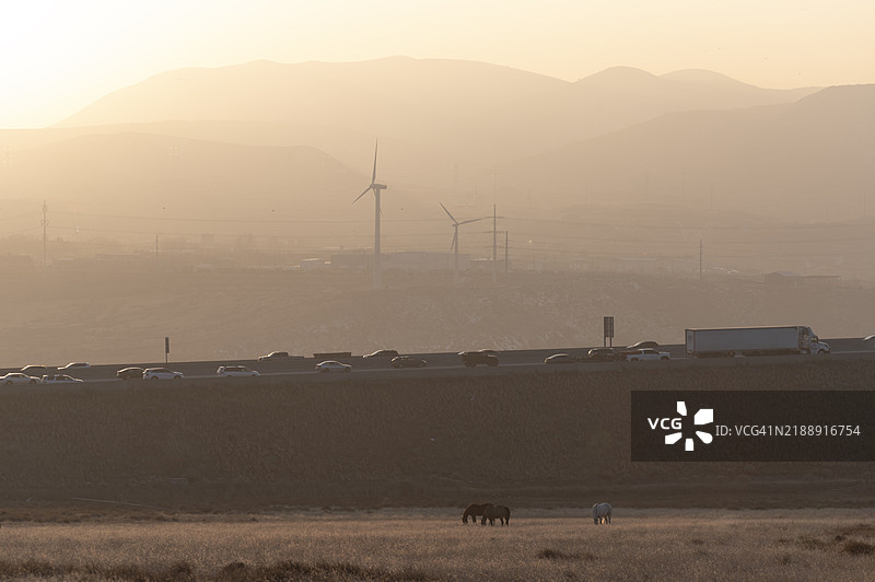风车、车辆、污染空气中的马图片素材