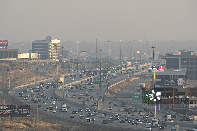 犹他州谷地的逆温雾霾15号州际公路图片素材