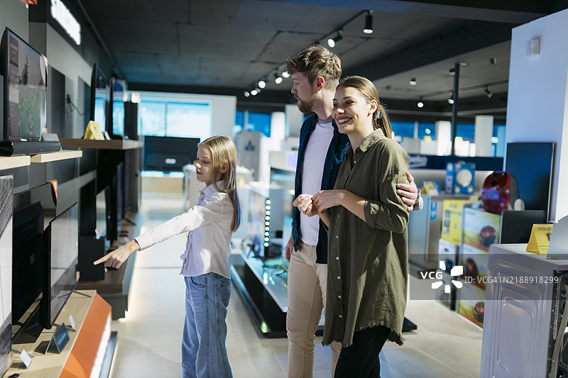 一家人在家电商店里图片素材