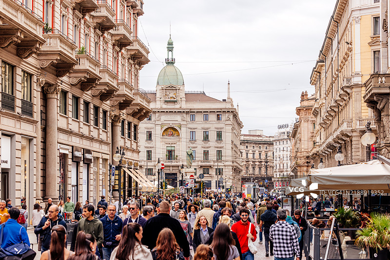 游客在意大利米兰的丹特购物街上漫步图片素材