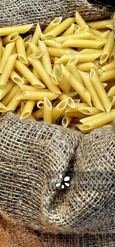 干燥的通心粉装在袋子里图片素材