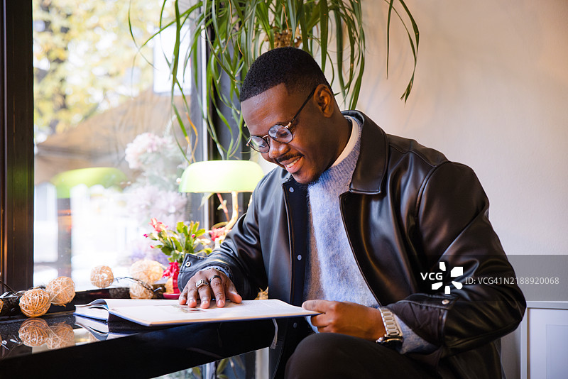 男子在咖啡馆看书图片素材