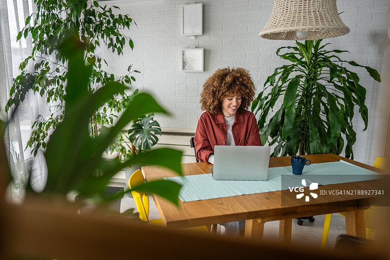 平面设计师在笔记本电脑上工作，创意过程正在进行中图片素材