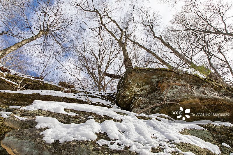 冬季的岩石小径图片素材