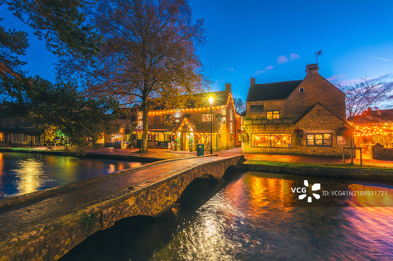 英国科茨沃尔德的博顿河上方的复古步行桥，夜景。图片素材