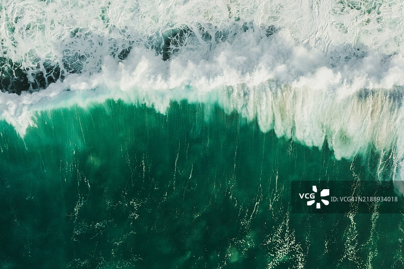 海洋的空中背景。绿色的青绿色，巨大的波浪图片素材