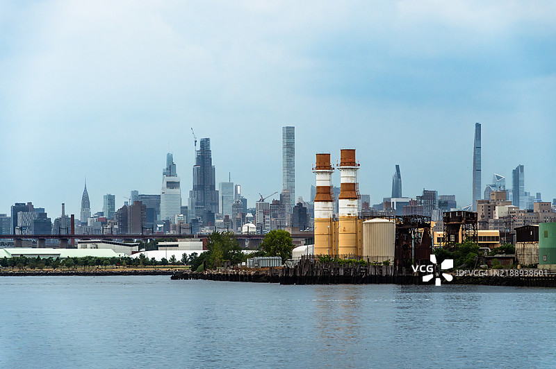 发电厂与曼哈顿中城天际线图片素材