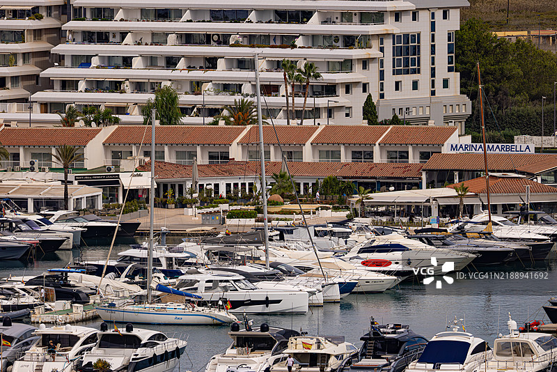 马贝拉港的豪华游艇，伊比萨岛，西班牙图片素材