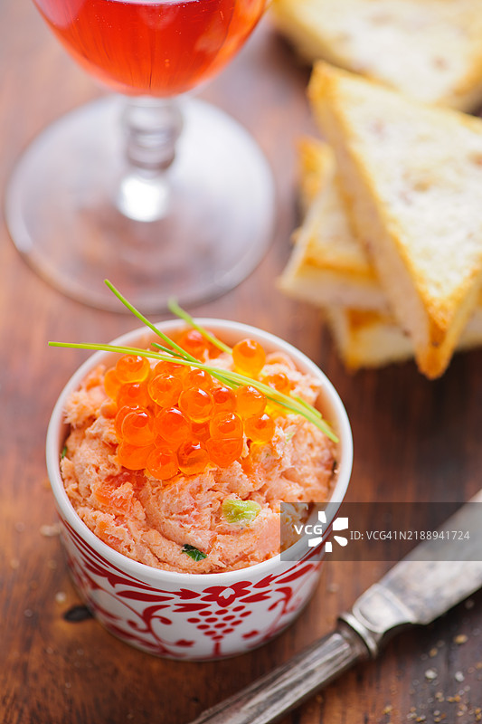 鲑鱼肉酱配鱼子酱和烤面包片图片素材