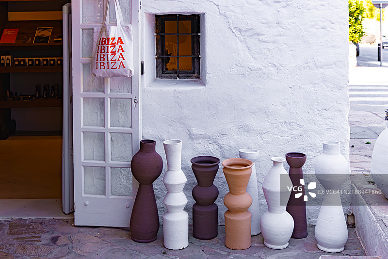 伊比萨岛西班牙工艺品店外展示的陶瓷花瓶图片素材