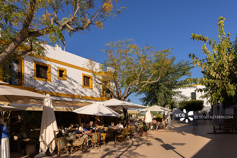 西班牙伊比萨岛迷人的户外咖啡馆场景图片素材