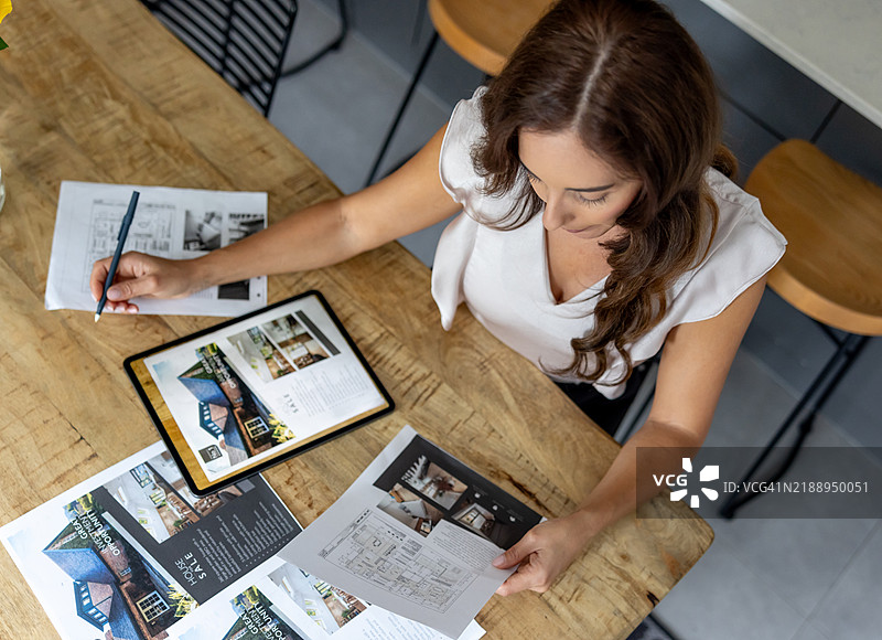 房地产经纪人在家中设计她的房产宣传册图片素材