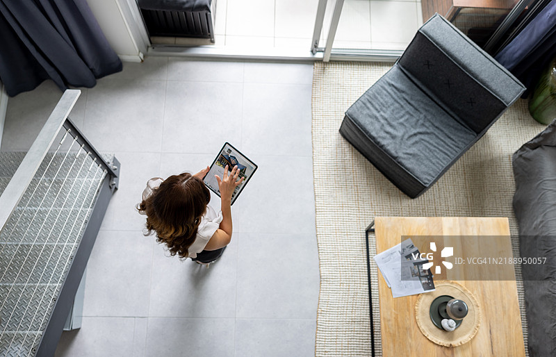 房地产经纪人在准备开放日活动，正在平板电脑上查看宣传册。图片素材