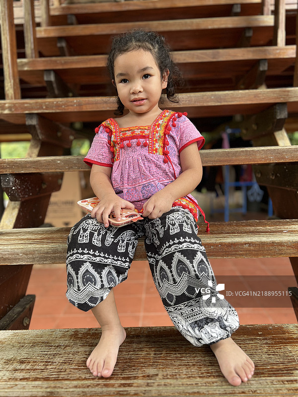 穿着山地部落服饰的亚洲小女孩肖像图片素材