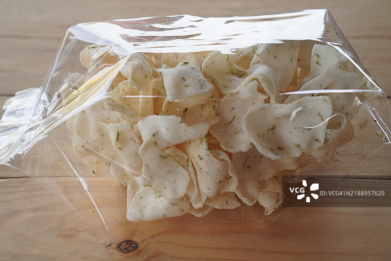 清晰塑料袋中的脆米图片素材