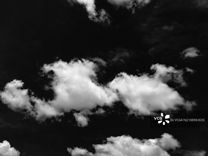 黑色背景上的白云图片素材