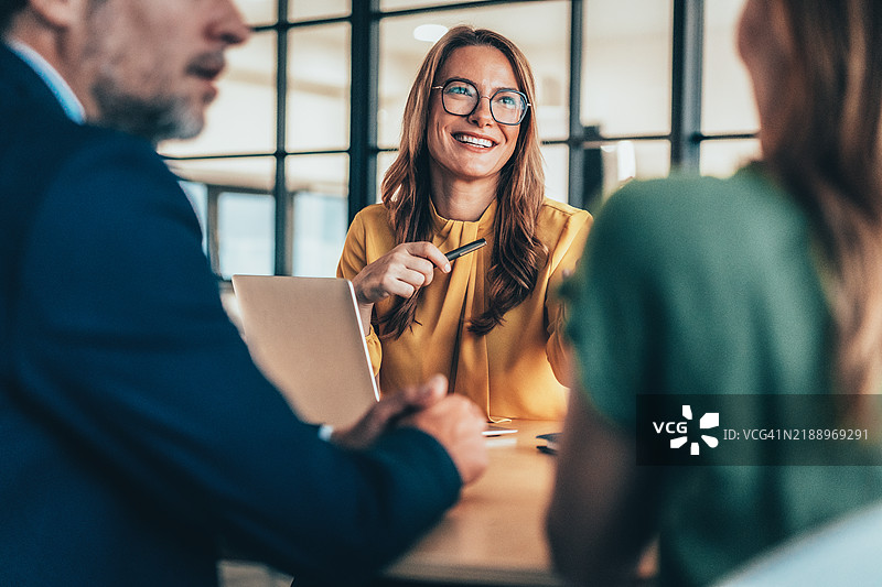 人力资源经理在办公室进行面试图片素材