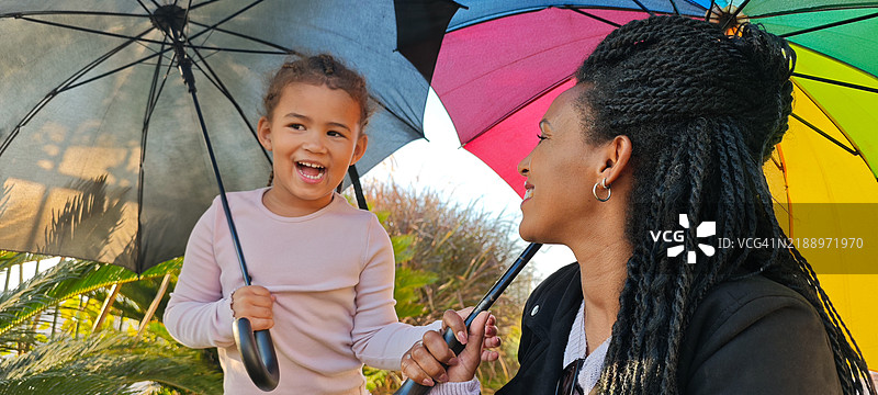 看起来要下雨了。五彩斑斓的雨伞下的快乐。图片素材