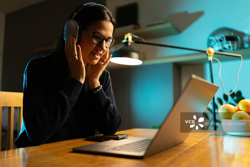 晚上在家工作的女性图片素材