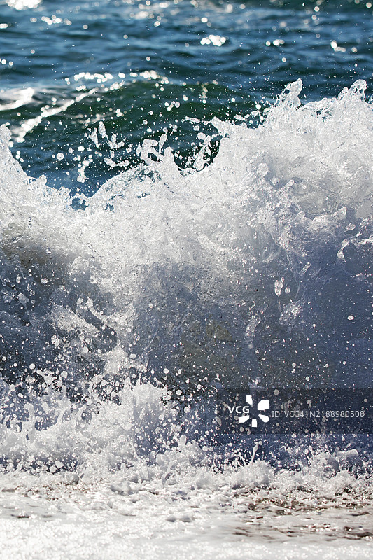 海浪拍打岸边图片素材