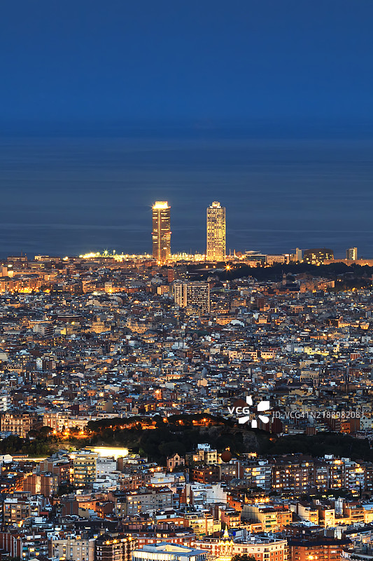 巴塞罗那城市在蓝色时刻（加泰罗尼亚/西班牙）图片素材