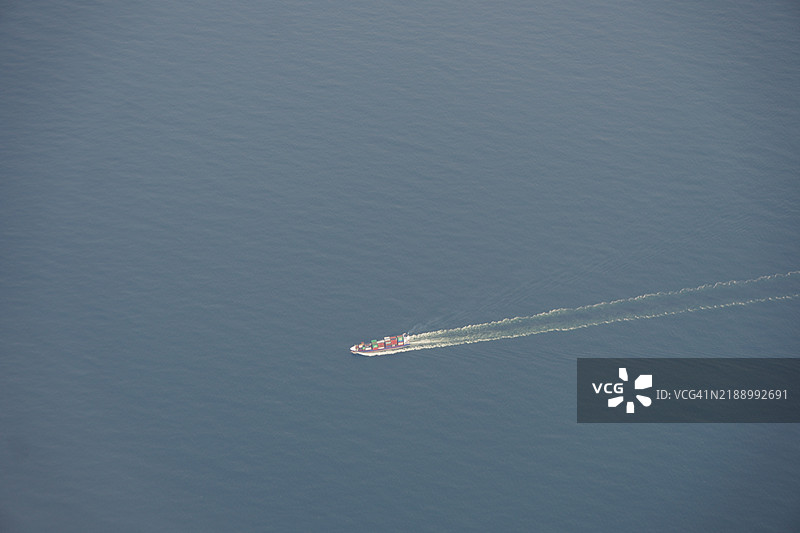 货柜船穿越北海，英格兰，联合王国图片素材