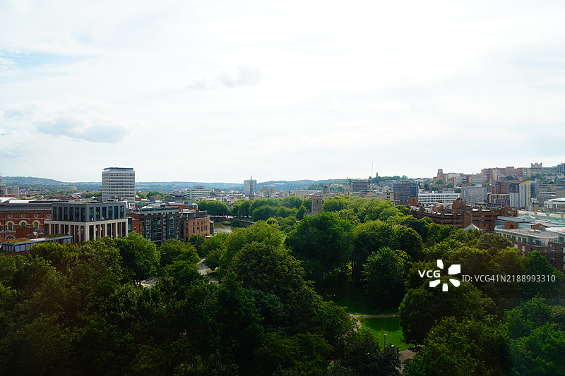 英国布里斯托尔的城市天际线与城堡公园图片素材
