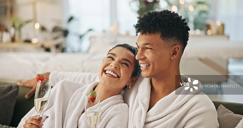 水疗中心，情侣与香槟杯，象征奢华、亲密或情人节浪漫约会。人们在度假村微笑，享用酒精饮品，庆祝周年纪念，传递关怀、爱意和减压。图片素材
