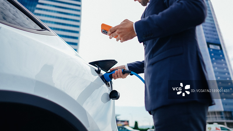 商人正在为电动车充电图片素材