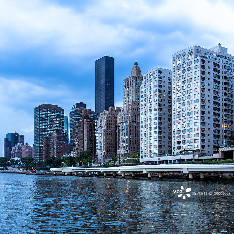 黄昏时分的萨顿广场和东河景观图片素材