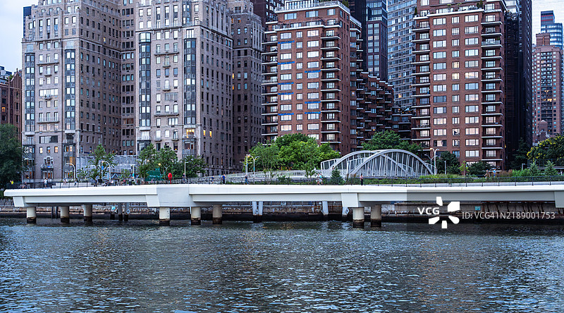 黄昏时分的萨顿广场和东河景观图片素材
