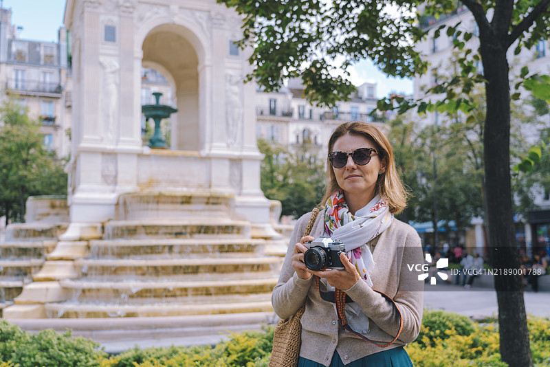 在法国巴黎第一区的Les Halles区，女人正在拍摄Joachim-du-Bellay的景象图片素材
