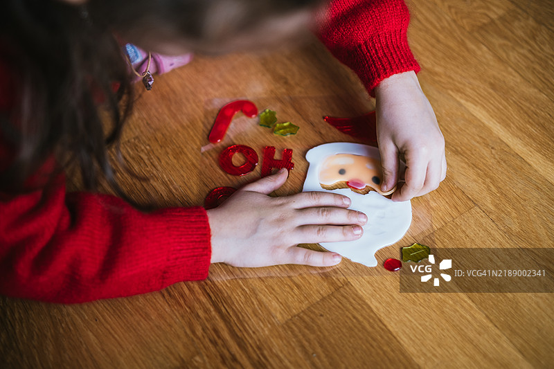 孩子用五颜六色的软糖制作圣诞窗户装饰图片素材