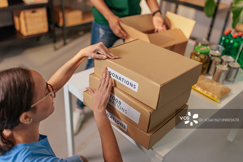 志愿者在捐款箱上贴标签图片素材