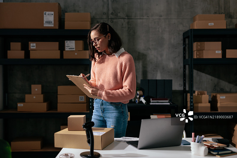 女性在储藏室查看订单图片素材