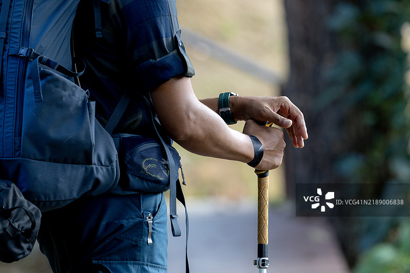 手持登山杖的徒步旅行者图片素材