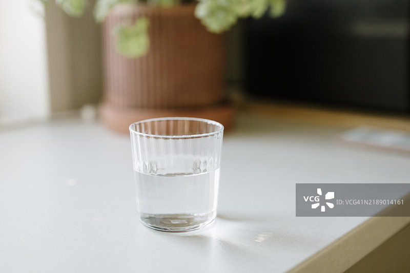 厨房台面上简单稀疏的水杯照片图片素材