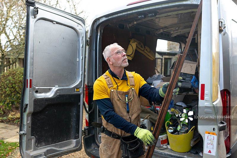 工人支撑木材图片素材