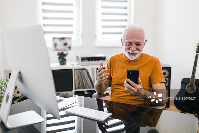 老年男子在家办公室通过手机进行视频通话图片素材