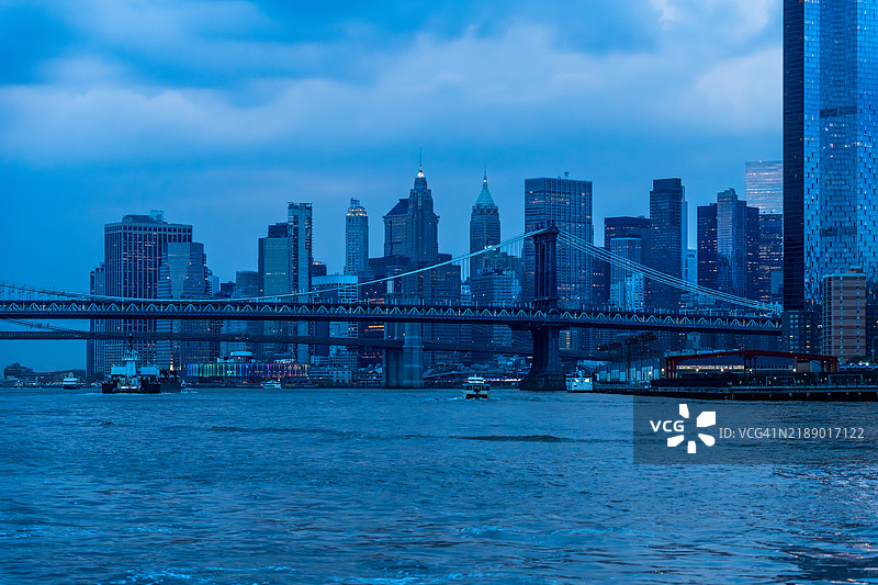 黄昏时分的下曼哈顿景观图片素材