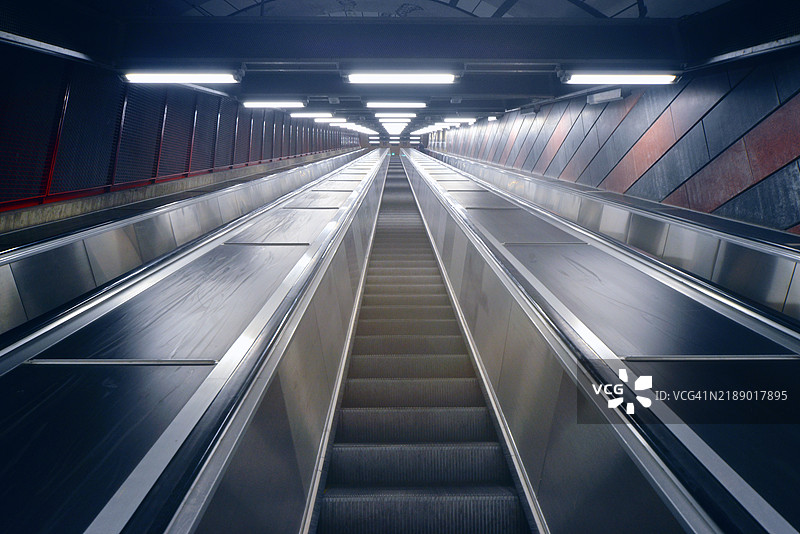 漫长的空荡荡的地铁扶梯消失在远方图片素材