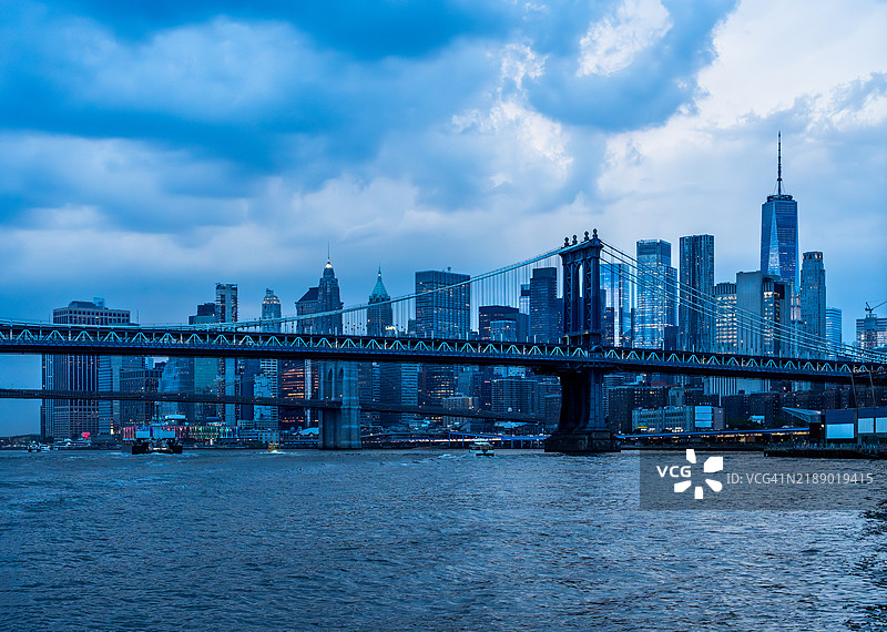 下曼哈顿黄昏天际线图片素材