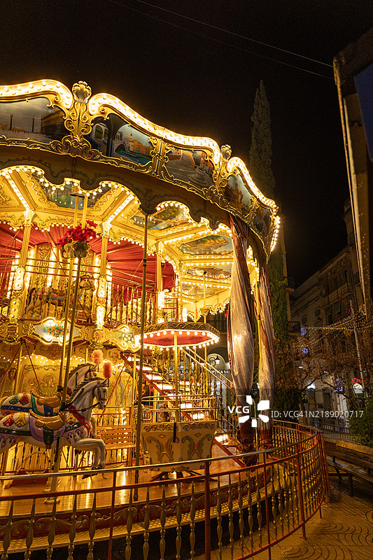 城市中心夜晚明亮照耀的旋转木马图片素材